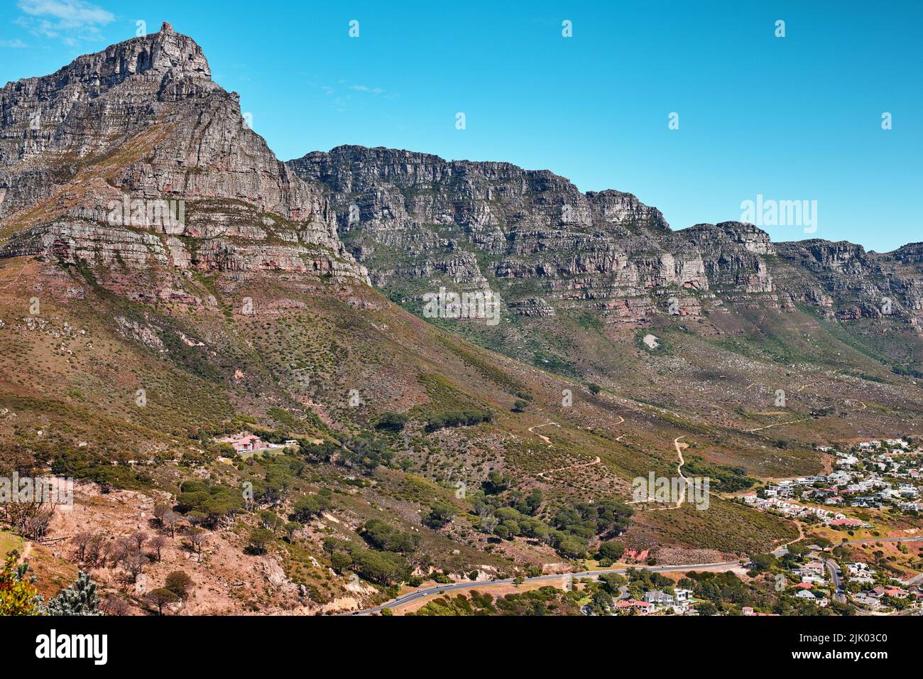 Schöner, entspannender und beruhigender Panoramablick auf den Tafelberg in Kapstadt, Südafrika. Banner von üppig grünen Büschen und Bäumen wächst auf felsigen Stockfoto
