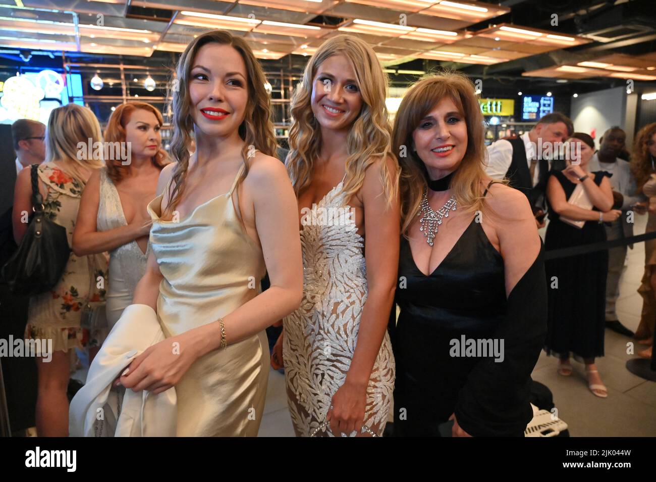 London, Großbritannien. 28.. Juli 2022. Johanna-Margaret Eisen, Kelly Toode und Shahla Fallah nehmen an der Premiere des Films „GIVE THEM WINGS“ auf dem Leicester Square Teil, bevor es am 1.. August in Großbritannien, London, veröffentlicht wird. - 28. Juli 2022. Quelle: Siehe Li/Picture Capital/Alamy Live News Stockfoto