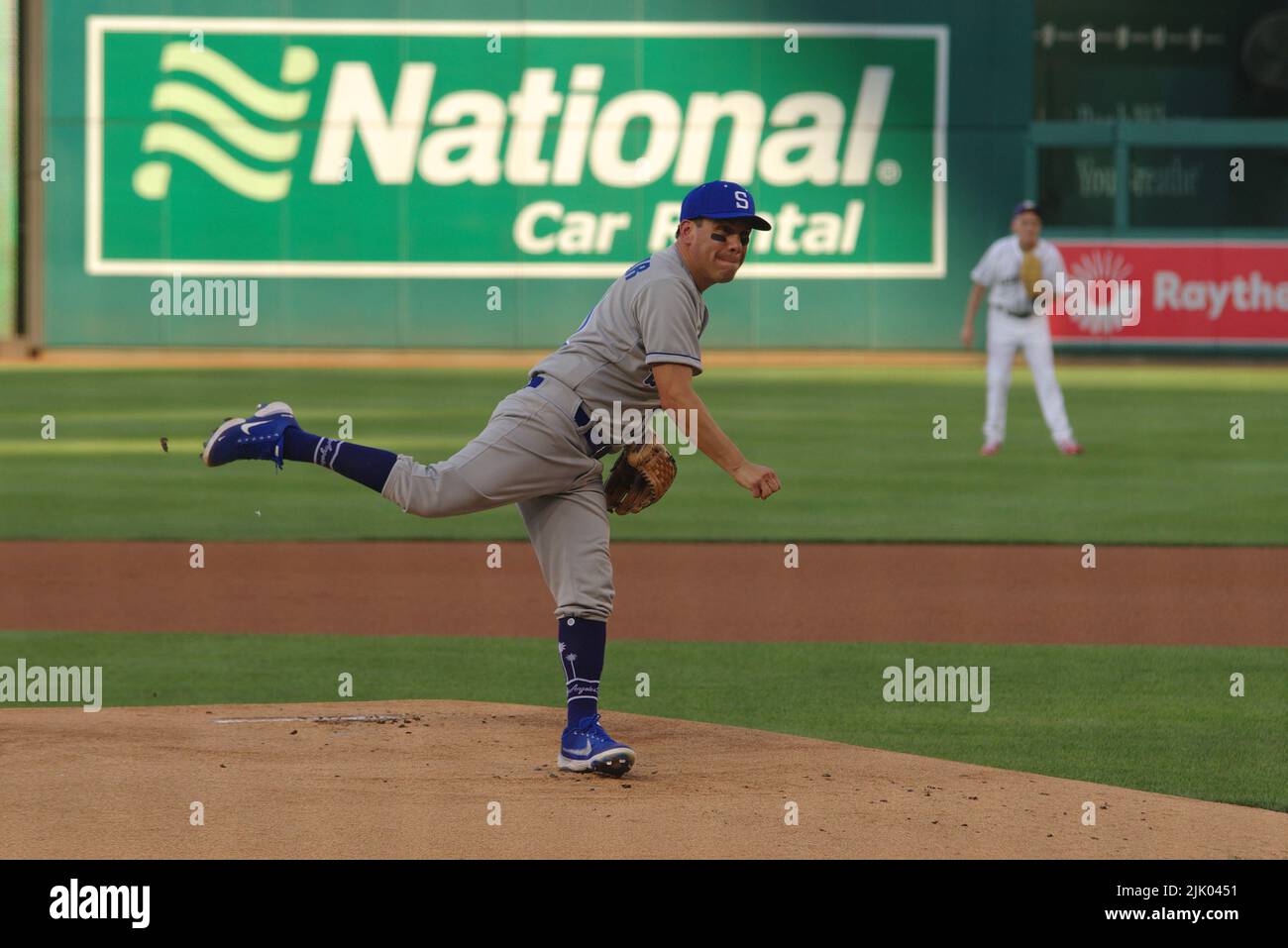Washington, DC, USA. 28.. Juli 2022. Der US-amerikanische Rep. Pete Aguilar (D-Cal.) stellt beim Kongress-Baseballspiel 2022 im Nationals Park einen Platz aus. Die Republikaner schlugen die Demokraten 9-0 im jährlichen Spiel für wohltätige Zwecke. Quelle: Philip Yabut/Alamy Live News Stockfoto
