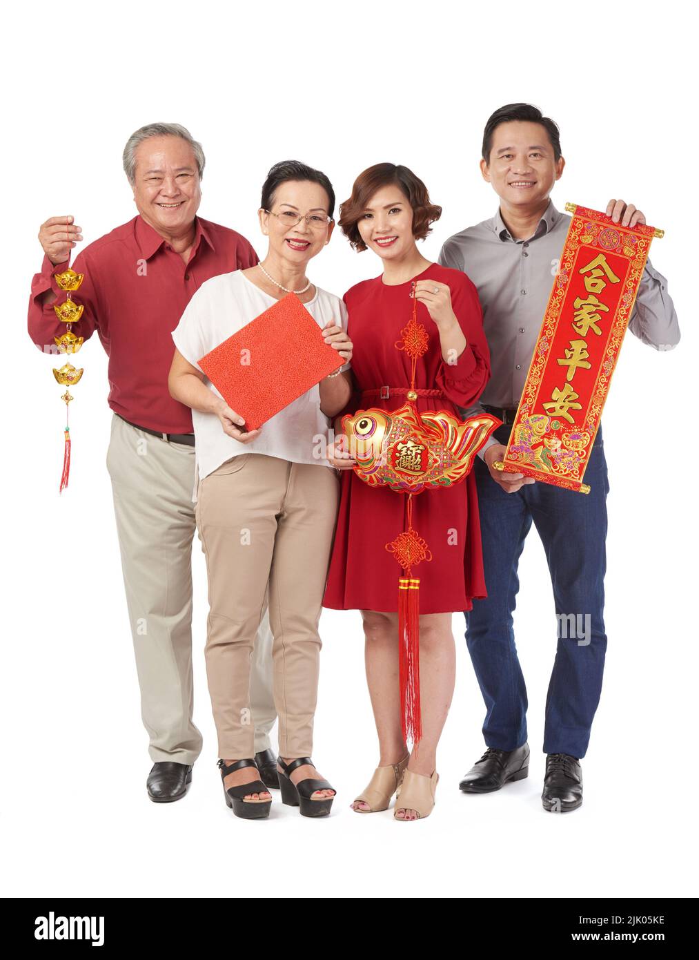 Fröhliche asiatische Menschen mit chinesischen Neujahrsdekorationen und Schriftrolle mit der Aufschrift „Beste Wünsche“ Stockfoto