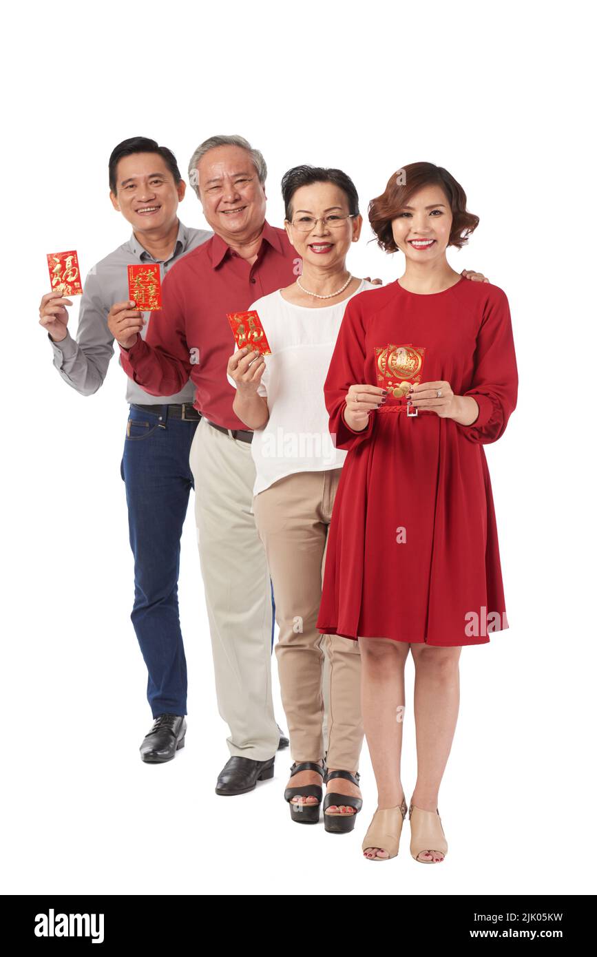 Fröhliche vietnamesische Menschen, die Tet-Grußkarten halten und die Kamera betrachten Stockfoto