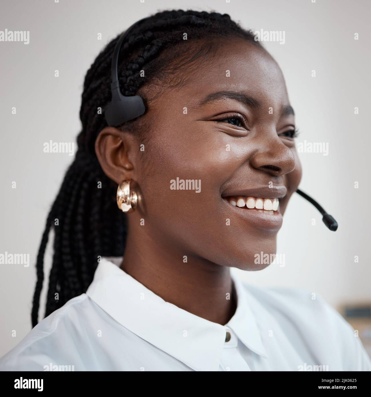 Seien Sie bemerkenswert. Es lohnt sich, sich mit zu verbinden. Nahaufnahme einer jungen Frau, die in einem Callcenter arbeitet. Stockfoto