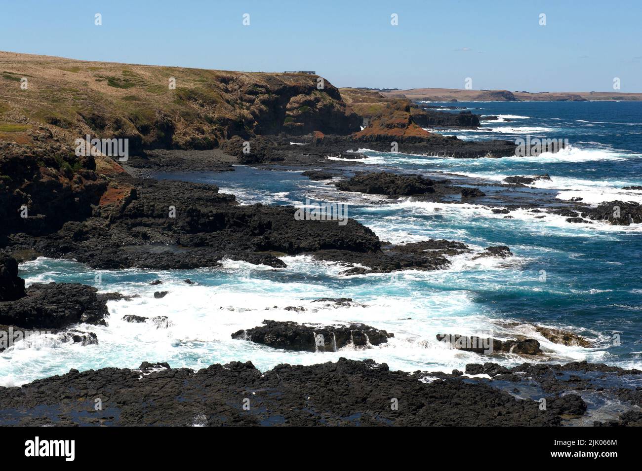 Blick nach Osten entlang der Südküste von Phillip Island in Victoria, Australien, bietet sich der Blick auf Felsen und brechende Wellen, typisch für die Bass Strait. Stockfoto