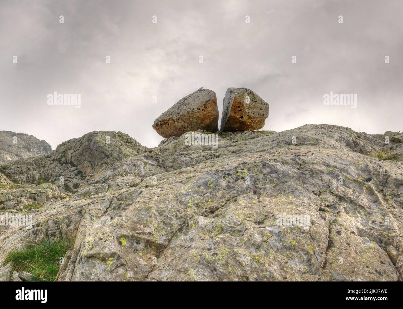 Splitstein auf Felsen, Rest eines verschwundenen Gletschers Stockfoto