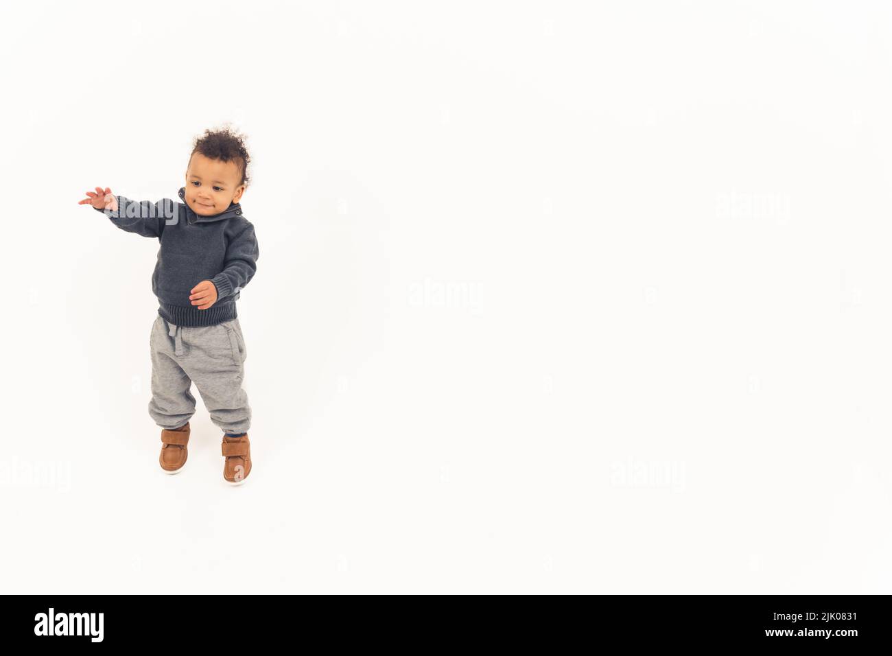 Springender afro amerikanischer Junge - isoliert. Hochwertige Fotos Stockfoto