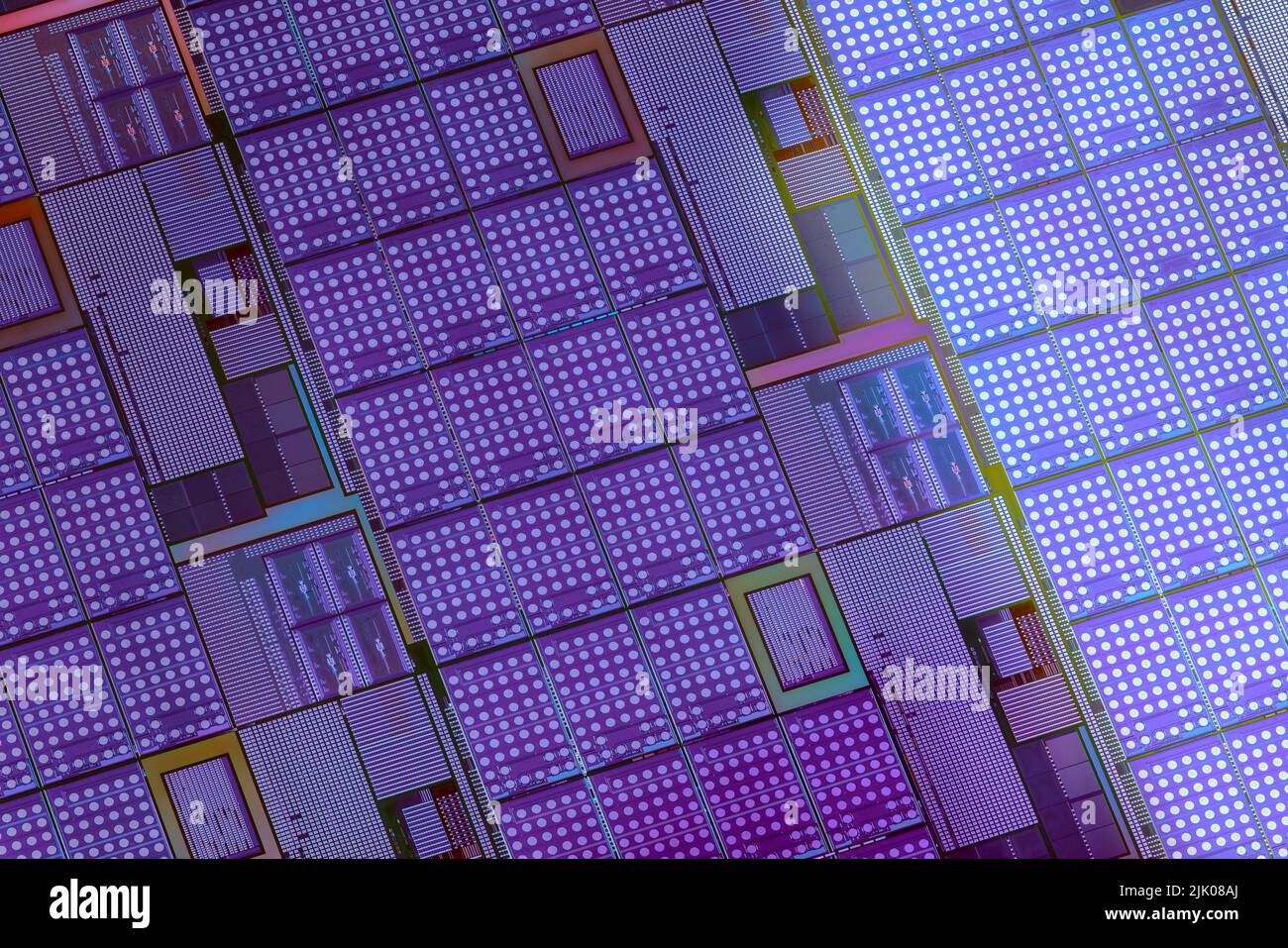 Siliziumwafer mit Mikrochips, die in der Elektronik zur Herstellung integrierter Schaltungen verwendet werden. High-Tech-Makrohintergrund im Vollformat. Stockfoto