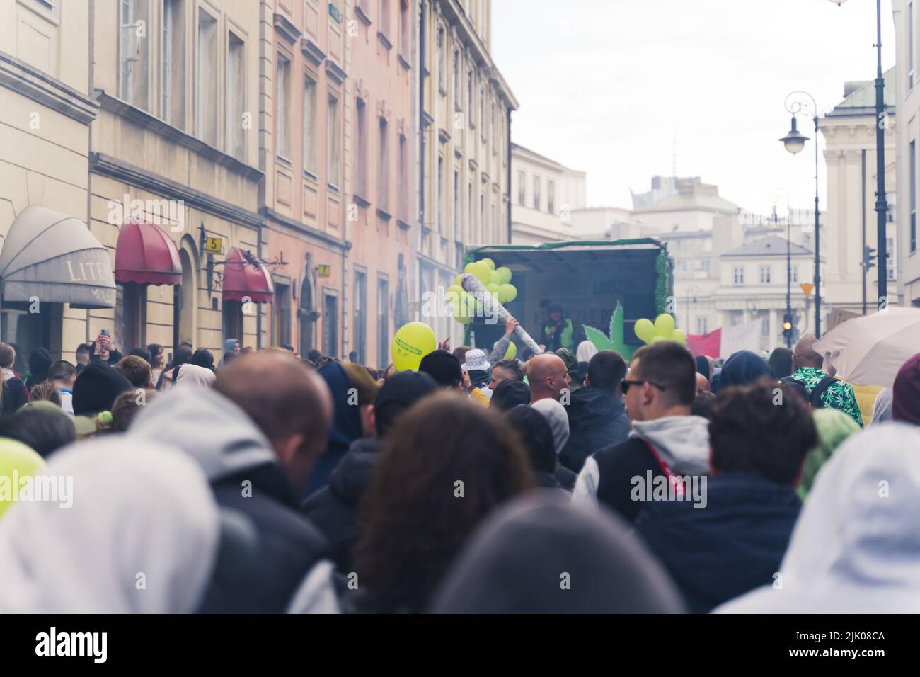 05.28.2022 Warschau, Polen Zurück von Leitern friedlicher Demonstranten während einer Prolegalisierung von Unkrautdemonstration. Soziale Probleme und Kampf mit den Gesetzen der Regierung. Hochwertige Fotos Stockfoto