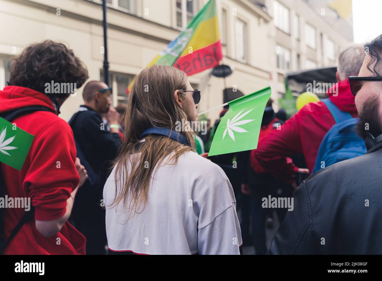 Rücken von Leitern verschiedener Pro-Cannabis-Demonstranten, die die Straße entlang gehen und ihre Liebe zu noch illegalem Cannabis teilen. Hochwertige Fotos Stockfoto