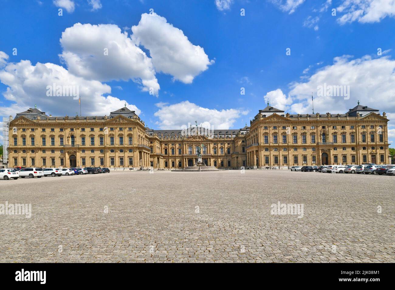 Würzburg, Deutschland - Juni 2022: Vorderansicht des historischen Schlosses 'Würzburger Residenz' Stockfoto