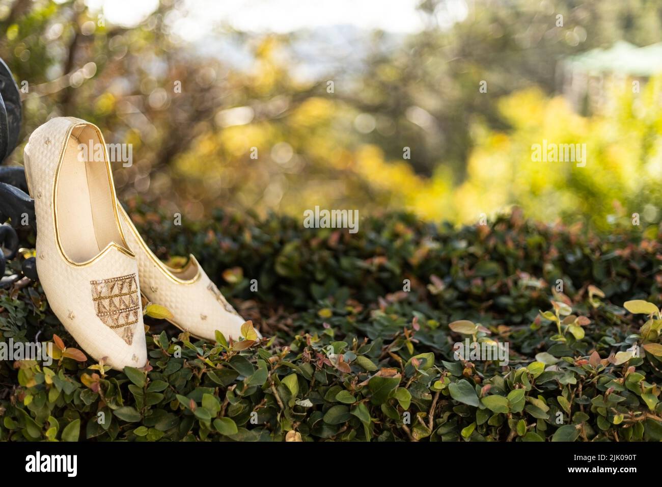 Bräutigam traditionelle Hochzeit beige Sandalen. Elegante, glamouröse Modeschuhe. Schönes Paar Herrenschuhe auf Gras, hochwertige Nahaufnahme Foto Stockfoto