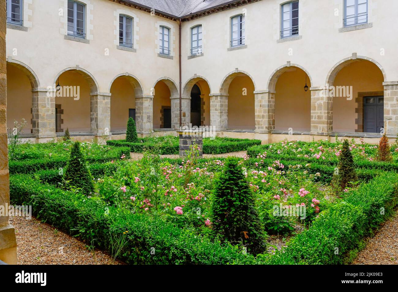 Der Kreuzgang des ehemaligen Benediktiner-Priorats in Vitré, Frankreich Stockfoto