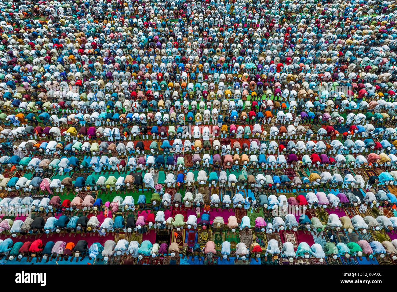 Menschen beten in der Gemeinde in Bogura in Bangladesch Stockfoto
