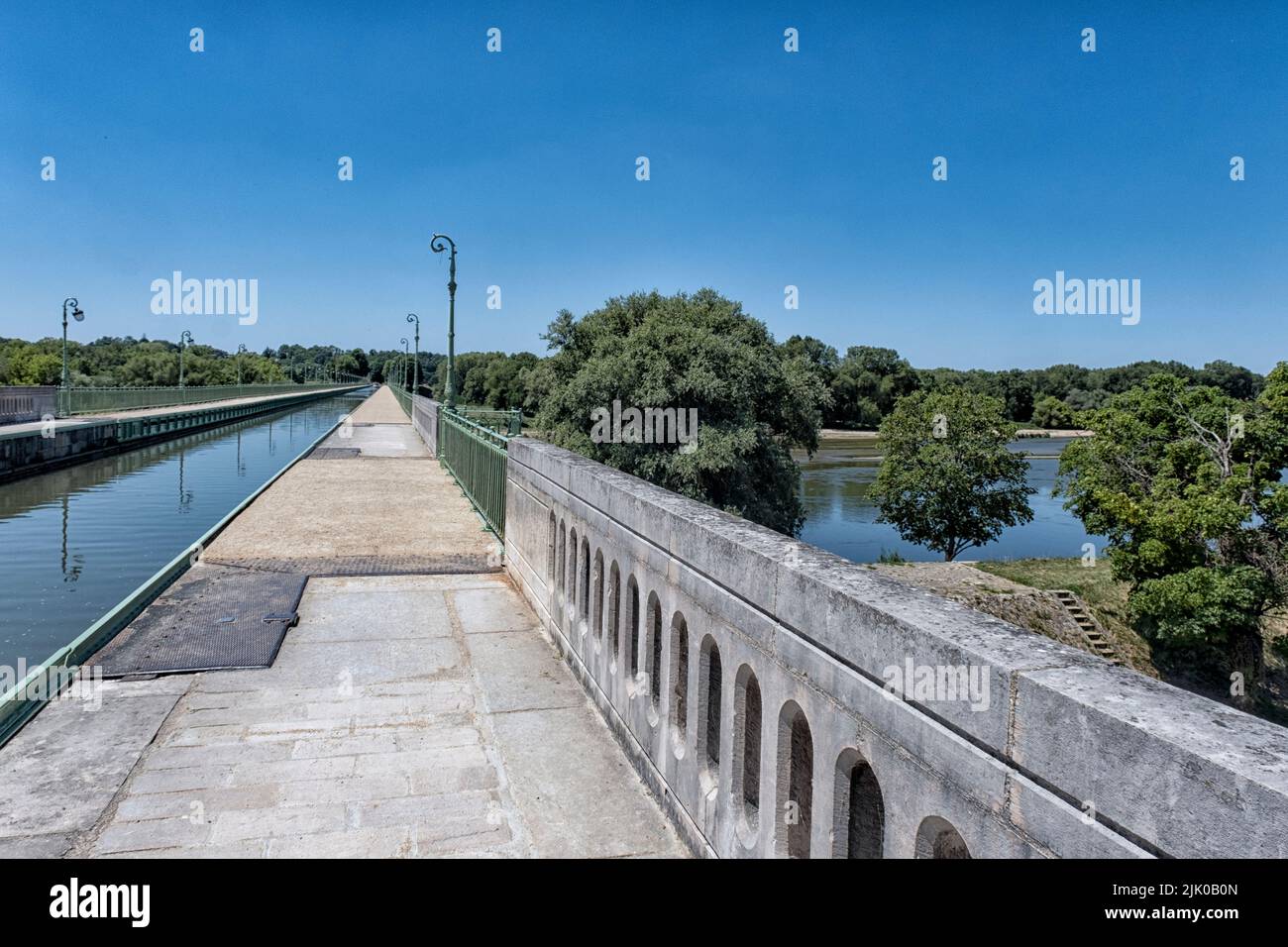 Kanalbrücke über die Loire in Briare. Frankreich. Hergestellt 1896 von Gustav Eiffel und bis 2013 das größte (662 Meter) schiffbare Aquadukt in Th Stockfoto
