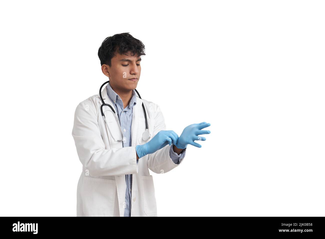 Junger peruanischer Arzt mit blauen Handschuhen, isoliert. Stockfoto