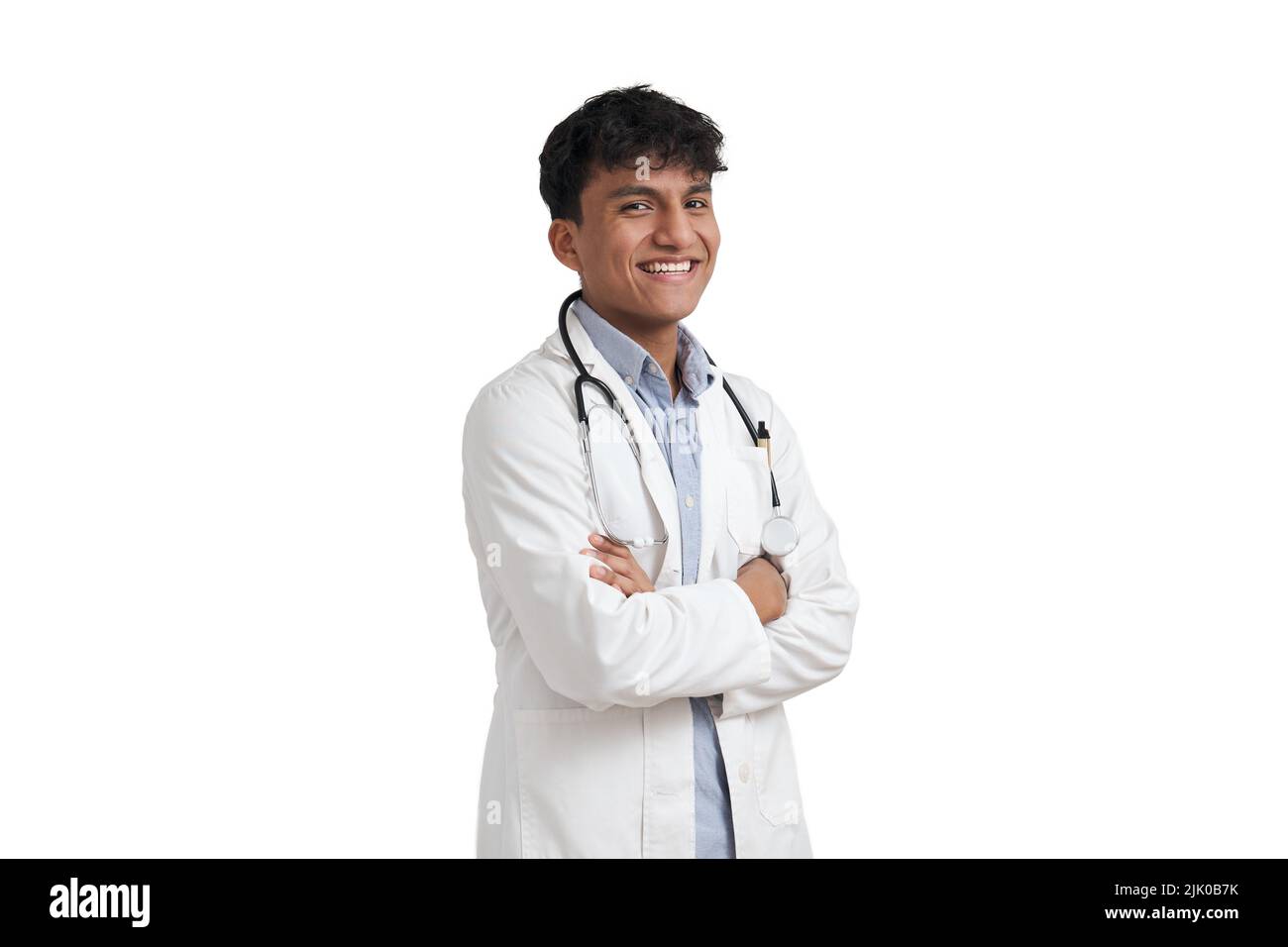 Porträt eines jungen peruanischen männlichen Arztes, der lächelt und isoliert auf die Kamera schaut. Stockfoto