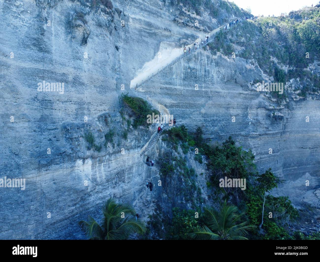 Luftaufnahme des Treppenhauses an der Klippe von Nusa penida, das eine Bergseite hinaufgeht Stockfoto