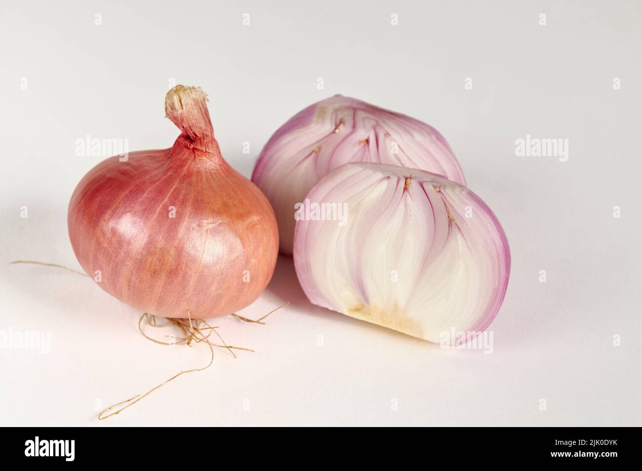 Rote Zwiebel und schneiden Zwiebel auf weißem Hintergrund Stockfoto