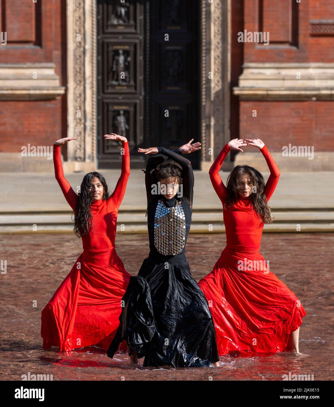 V&A, LONDON, GROSSBRITANNIEN. 29. Juli 2022. Die neue Installation What is Seen and What is Not des British Council und V&A, eine dreiteilige Hauptinstallation von Osman Yousefzada, die mit einer visuell reichen Tanzperformance der Akram Khan Dance Company (Dancers: Yesica Castellon Jimenez, Sofia Rafiqui, Aishani Ghosh) bringt die Farben Pakistans in die V&A durch drei großangelegte Aktivierungen, die auf den 75.. Jahrestag Pakistans eingehen und die Themen Migration und Vertreibung bis zum 25. September 2022 thematisieren. Quelle: Malcolm Park/Alamy Live News Stockfoto