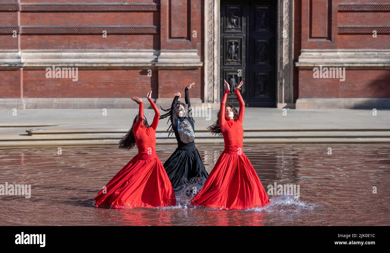 V&A, LONDON, GROSSBRITANNIEN. 29. Juli 2022. Die neue Installation What is Seen and What is Not des British Council und V&A, eine dreiteilige Hauptinstallation von Osman Yousefzada, die mit einer visuell reichen Tanzperformance der Akram Khan Dance Company (Dancers: Yesica Castellon Jimenez, Sofia Rafiqui, Aishani Ghosh) bringt die Farben Pakistans in die V&A durch drei großangelegte Aktivierungen, die auf den 75.. Jahrestag Pakistans eingehen und die Themen Migration und Vertreibung bis zum 25. September 2022 thematisieren. Quelle: Malcolm Park/Alamy Live News Stockfoto
