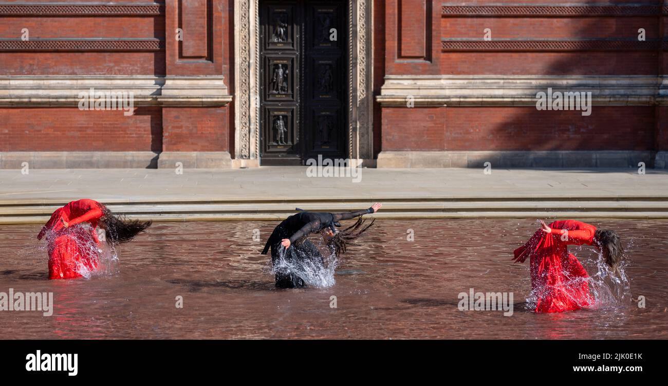 V&A, LONDON, GROSSBRITANNIEN. 29. Juli 2022. Die neue Installation What is Seen and What is Not des British Council und V&A, eine dreiteilige Hauptinstallation von Osman Yousefzada, die mit einer visuell reichen Tanzperformance der Akram Khan Dance Company (Dancers: Yesica Castellon Jimenez, Sofia Rafiqui, Aishani Ghosh) bringt die Farben Pakistans in die V&A durch drei großangelegte Aktivierungen, die auf den 75.. Jahrestag Pakistans eingehen und die Themen Migration und Vertreibung bis zum 25. September 2022 thematisieren. Quelle: Malcolm Park/Alamy Live News Stockfoto