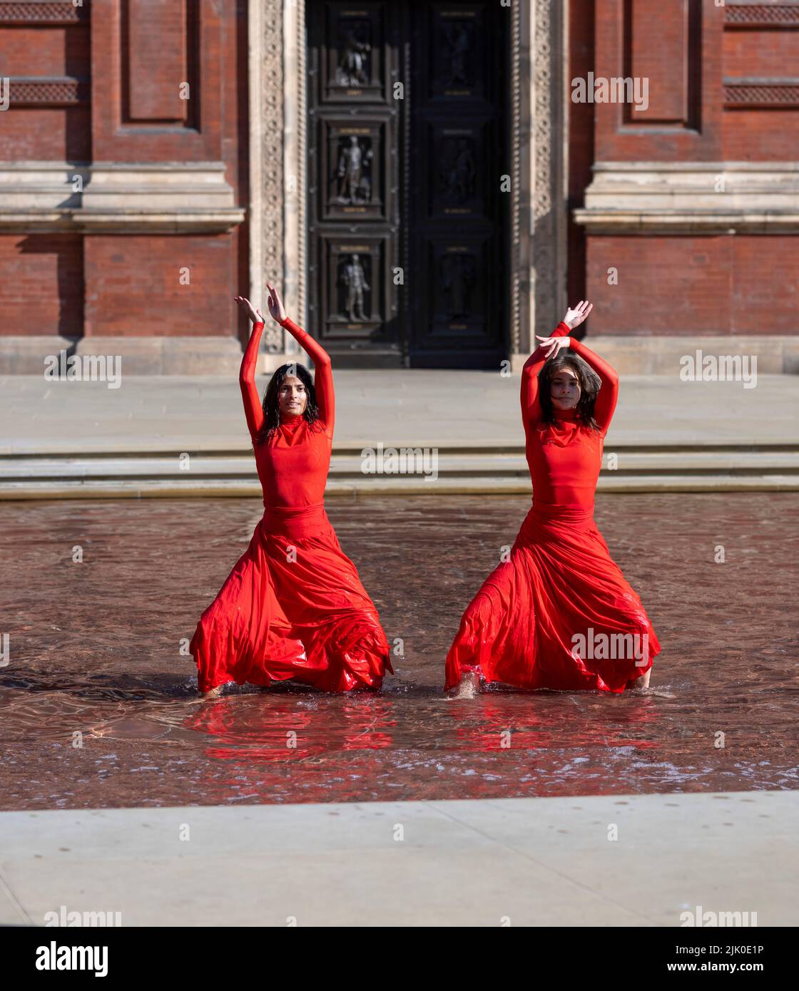V&A, LONDON, GROSSBRITANNIEN. 29. Juli 2022. Die neue Installation What is Seen and What is Not des British Council und V&A, eine dreiteilige Hauptinstallation von Osman Yousefzada, die mit einer visuell reichen Tanzperformance der Akram Khan Dance Company (Dancers: Yesica Castellon Jimenez, Sofia Rafiqui, Aishani Ghosh) bringt die Farben Pakistans in die V&A durch drei großangelegte Aktivierungen, die auf den 75.. Jahrestag Pakistans eingehen und die Themen Migration und Vertreibung bis zum 25. September 2022 thematisieren. Quelle: Malcolm Park/Alamy Live News Stockfoto