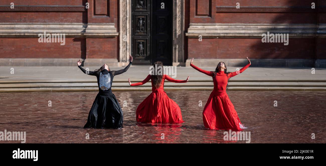 V&A, LONDON, GROSSBRITANNIEN. 29. Juli 2022. Die neue Installation What is Seen and What is Not des British Council und V&A, eine dreiteilige Hauptinstallation von Osman Yousefzada, die mit einer visuell reichen Tanzperformance der Akram Khan Dance Company (Dancers: Yesica Castellon Jimenez, Sofia Rafiqui, Aishani Ghosh) bringt die Farben Pakistans in die V&A durch drei großangelegte Aktivierungen, die auf den 75.. Jahrestag Pakistans eingehen und die Themen Migration und Vertreibung bis zum 25. September 2022 thematisieren. Quelle: Malcolm Park/Alamy Live News Stockfoto
