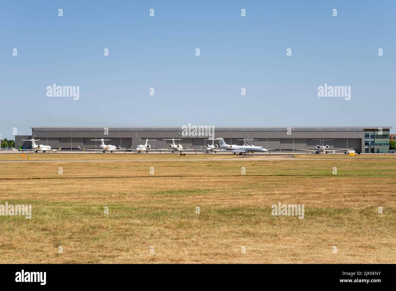 Gulfstream MRO Hangar, Flughafen Farnborough, Hampshire, Großbritannien. Private Jets parkten draußen. Wartungs-, Reparatur- und Betriebshangar von VolkerFitzpatrick Stockfoto