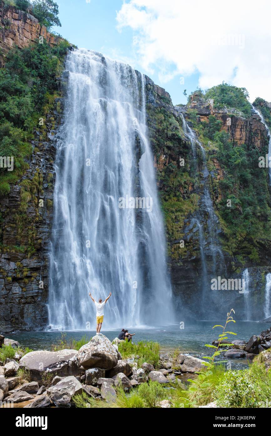 Panorama Route Südafrika, Lisbon Falls Südafrika, Lisbon Falls ist der höchste Wasserfall in Mpumalanga, Südafrika. Kaukasische Männer stehen an einem riesigen Wasserfall Stockfoto