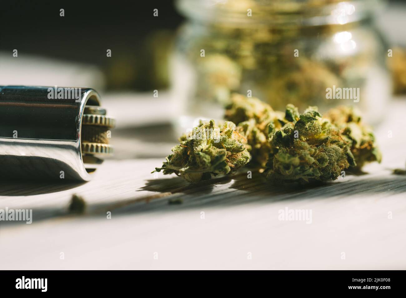 Nahaufnahme von medizinischen Marihuana- oder Cannabisblütenknospen und Feuerzeug. Stockfoto