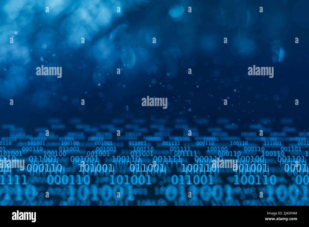 Binärer digitaler Datenfluss auf dunkelblauem Hintergrund, abstraktes Technologiekonzept Stockfoto