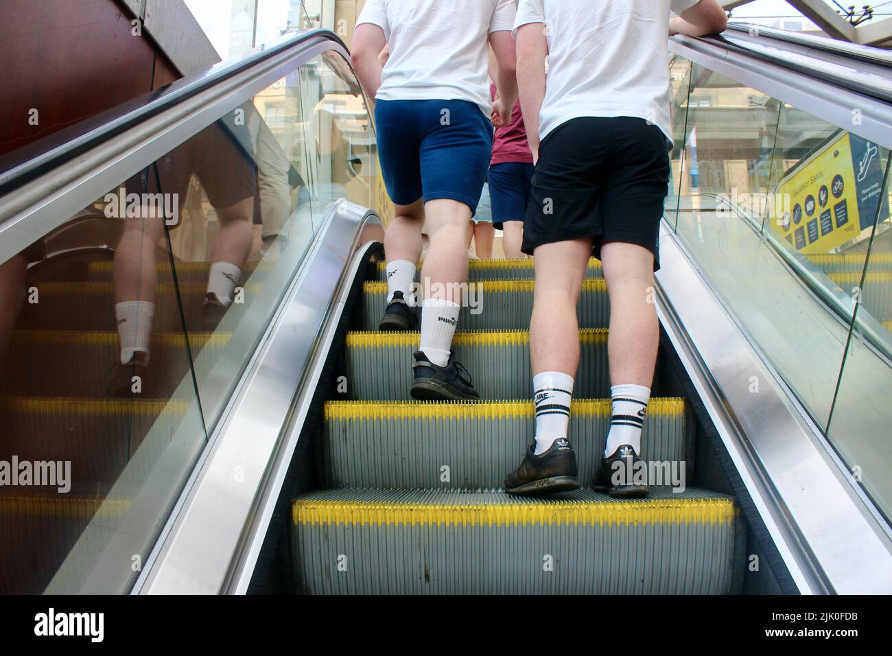 Jungen in Shorts und weißen T-Shirts edinburgh Royal Mile Princess Street scotland UK Stockfoto