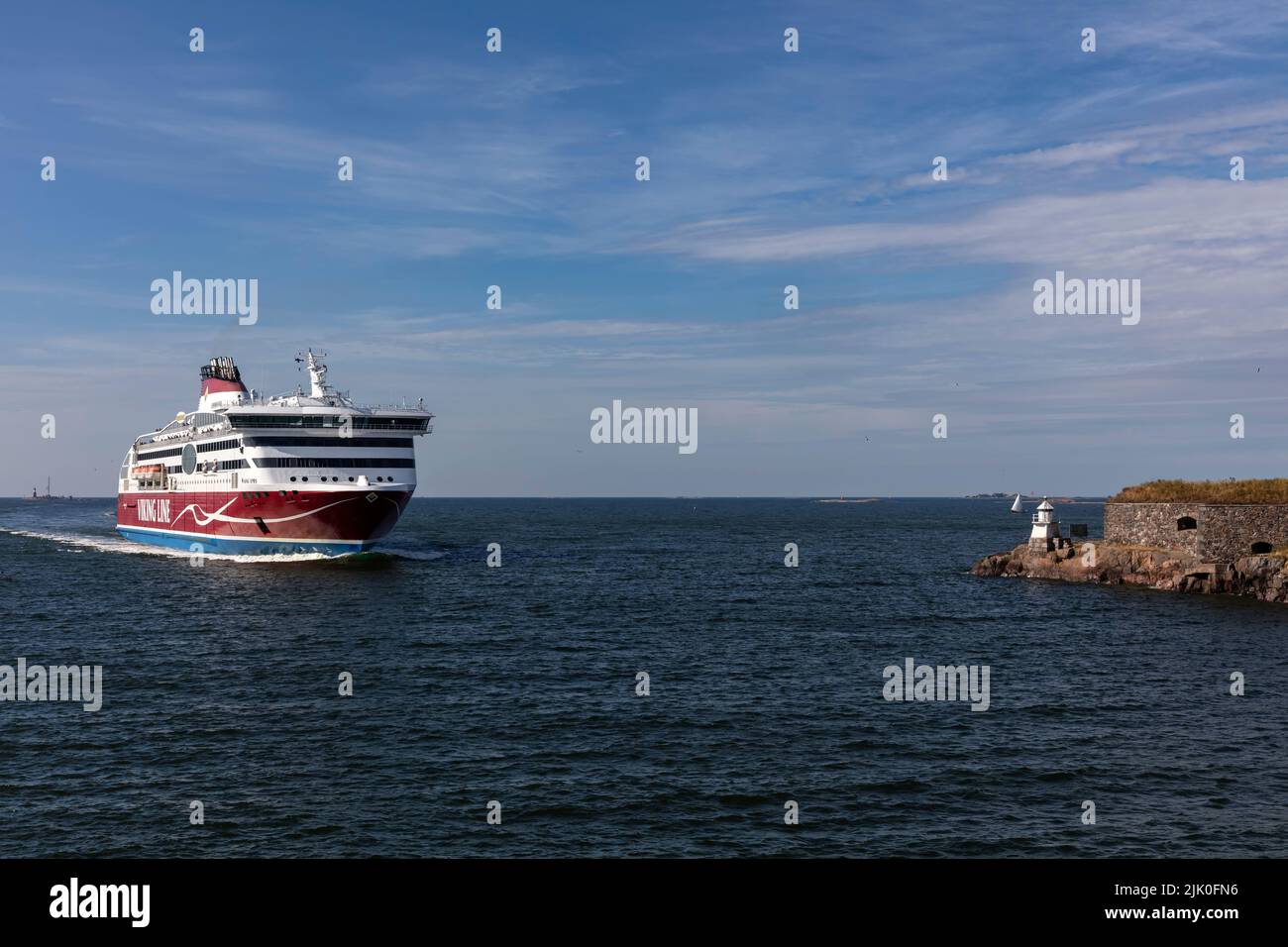 Viking Line Schiff XPRS kommt über die enge Kustaanmiekka Meerenge in Helsinki an 26,7.2022. Stockfoto