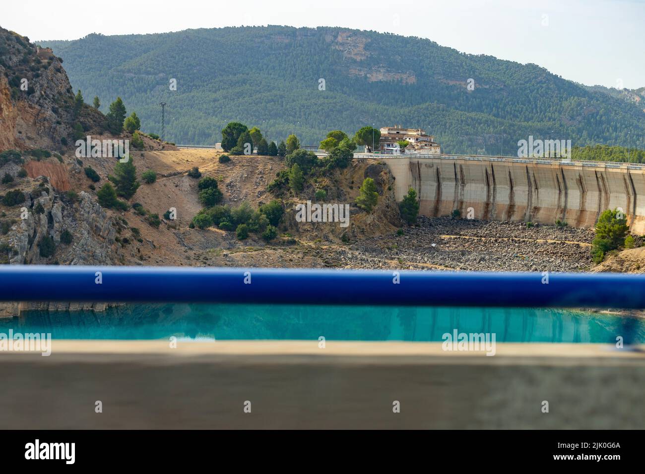 Sumpf. Behälter. Behälter mit blauem Wasser gefüllt. Staudamm an der Grenze zwischen den Provinzen Castilla la Mancha und Valencia Stockfoto