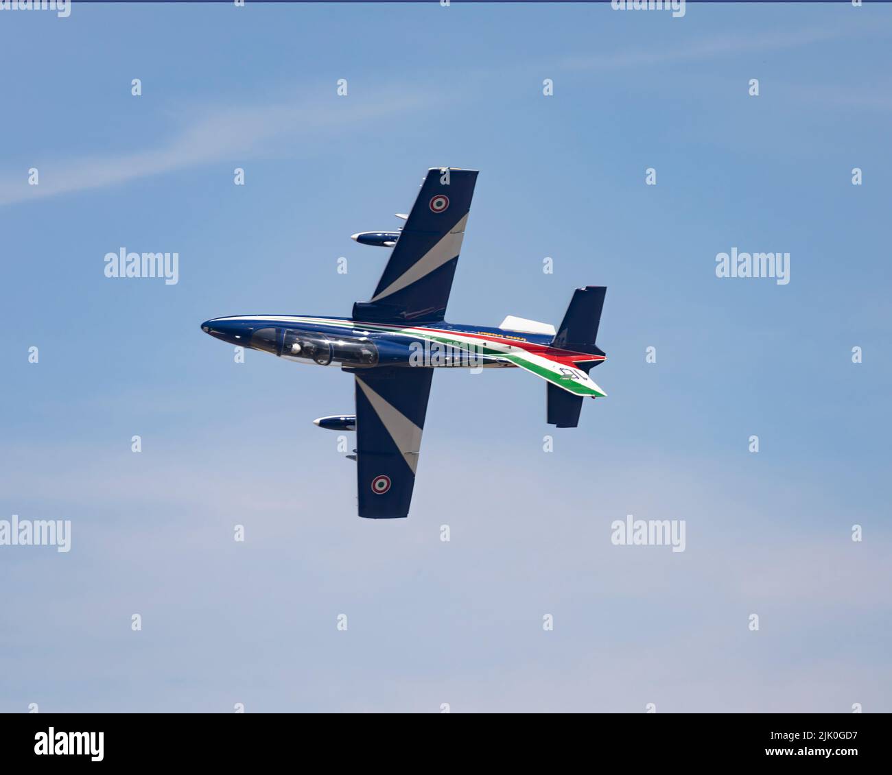 Ein Flugzeug der Frecce Tricolori fliegt auf der RIAT 2022 Stockfoto