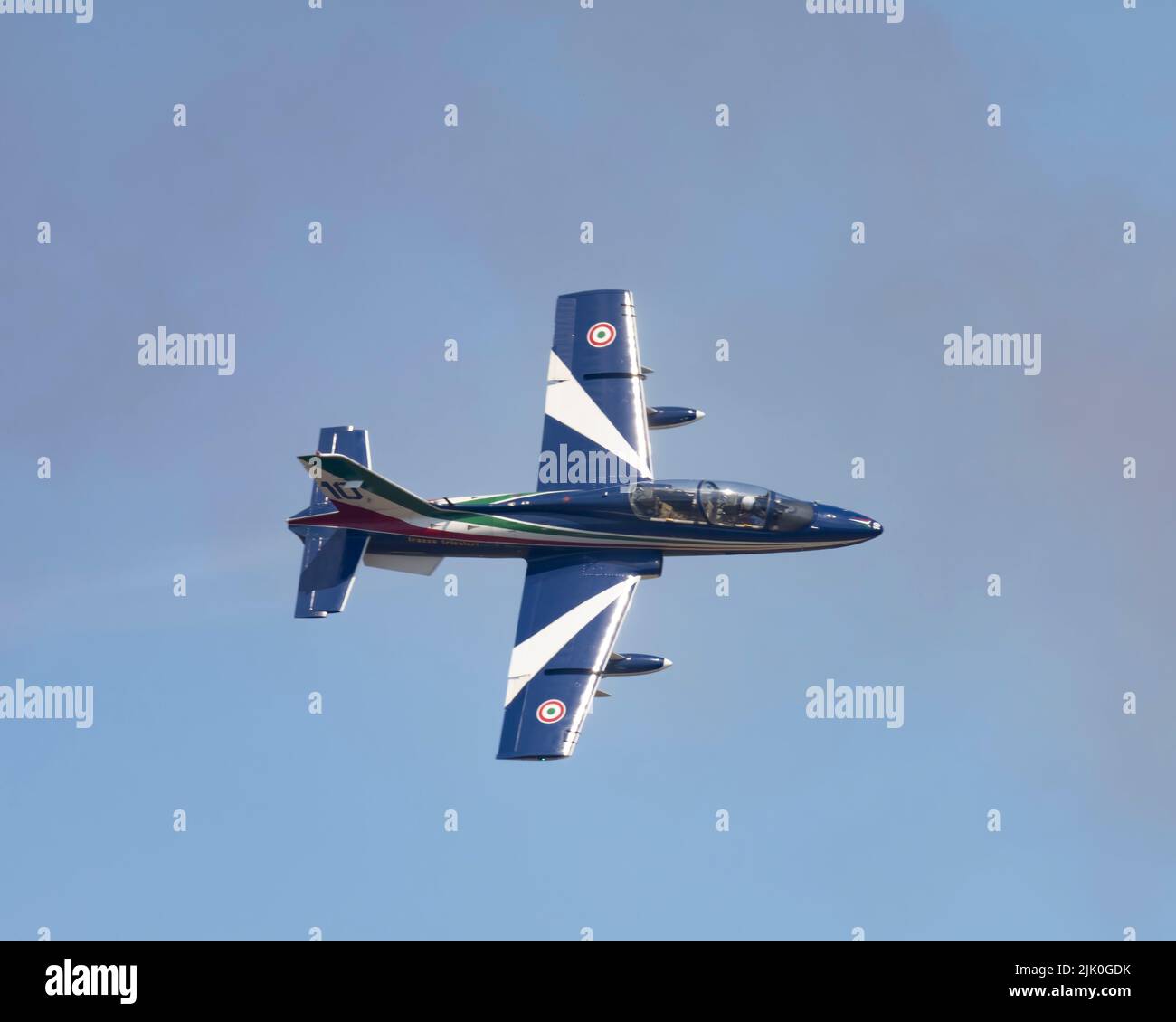 Ein Flugzeug der Frecce Tricolori fliegt auf der RIAT 2022 Stockfoto