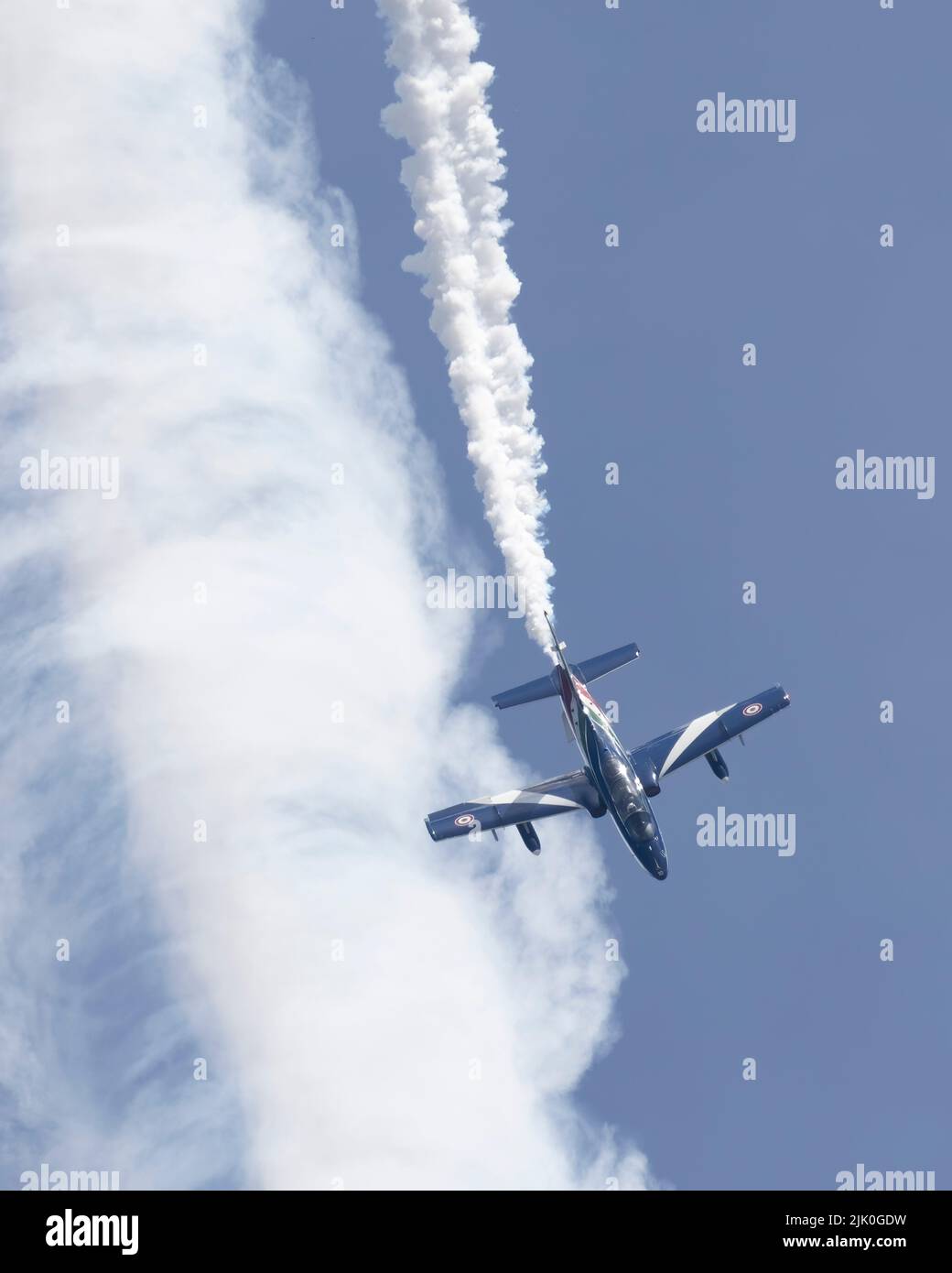 Ein Flugzeug der Frecce Tricolori fliegt auf der RIAT 2022 Stockfoto