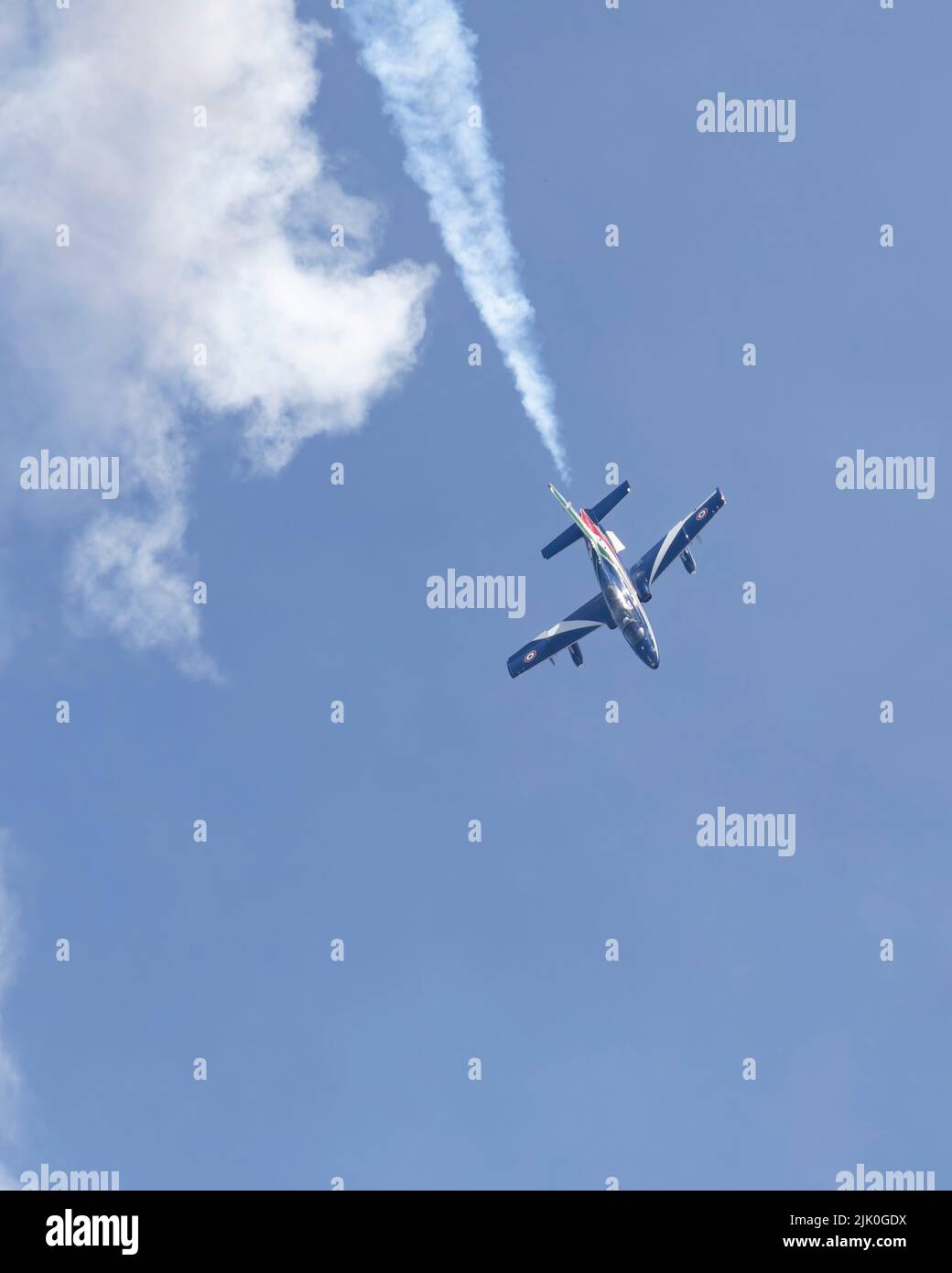 Ein Flugzeug der Frecce Tricolori fliegt auf der RIAT 2022 Stockfoto