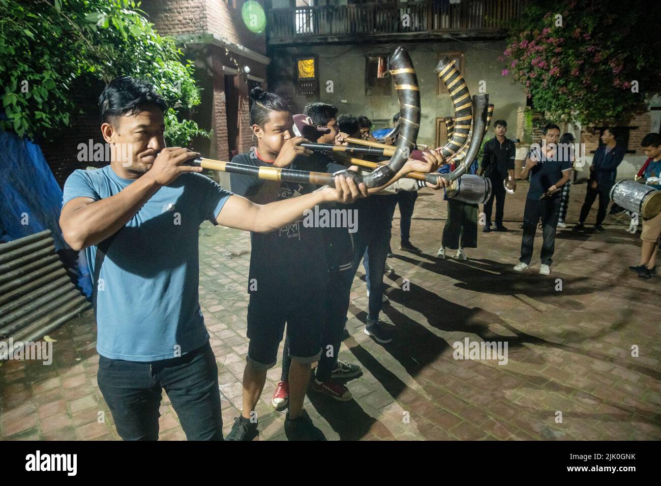 Lalitpur, Nepal. 29.. Juli 2022. Menschen spielen traditionelle Musik zur Feier des Gunla Festivals in Lalitpur, Nepal, 29. Juli 2022. Das Fest ist eines der wichtigsten Feste für die buddhistische Gemeinde Newar, bei dem die Menschen Schriften rezitieren, das Fasten beobachten und Kultstätten besuchen. Quelle: Hari Maharjan/Xinhua/Alamy Live News Stockfoto
