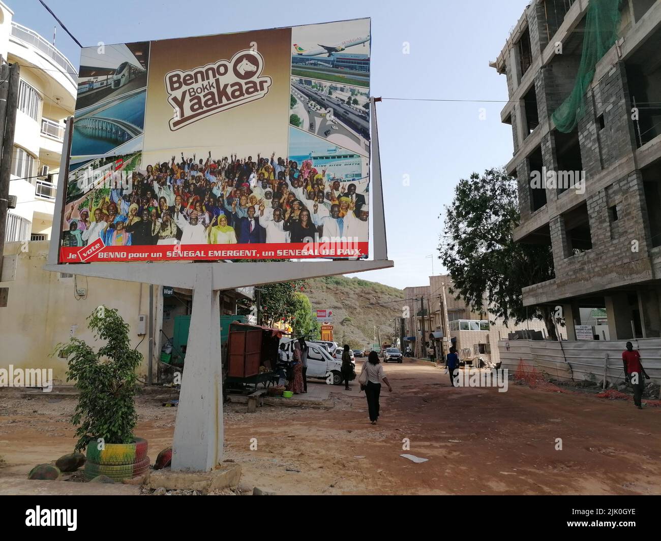 Dakar, Senegal. 25.. Juli 2022. Im Distrikt Mamelles hängt ein Wahlplakat der Koalition von Präsident Macky Sall. Senegal gilt als Stabilitätsanker für die krisengeschüttelte Sahelregion, in der auch die deutschen Streitkräfte aktiv sind. Bundeskanzler Scholz besuchte Senegal als erstes Land auf seiner Afrikareise, weil Erdgas bald nach Europa fließen wird. Aber in Westafrikas Vorzeigedemokratie brodelt es über. (To dpa 'Deutschlands neuer Partner Senegal: Demokratie unter Druck') Quelle: Lucia Weiss/dpa/Alamy Live News Stockfoto