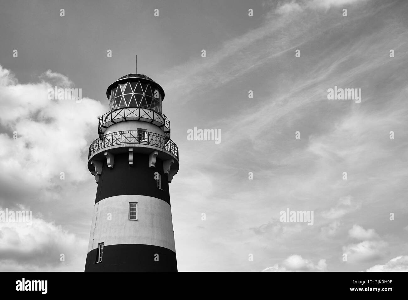 Schwarz-Weiß-Foto eines Leuchtturms gegen den Himmel Stockfoto