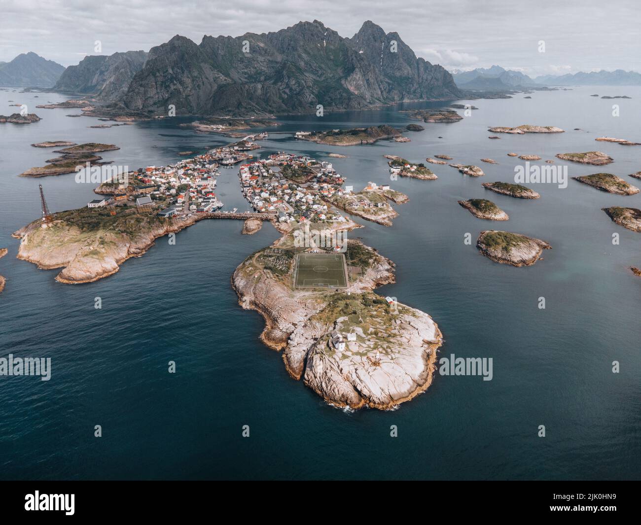 Blick auf Henningsvaer auf den Lofoten in Norwegen Stockfoto