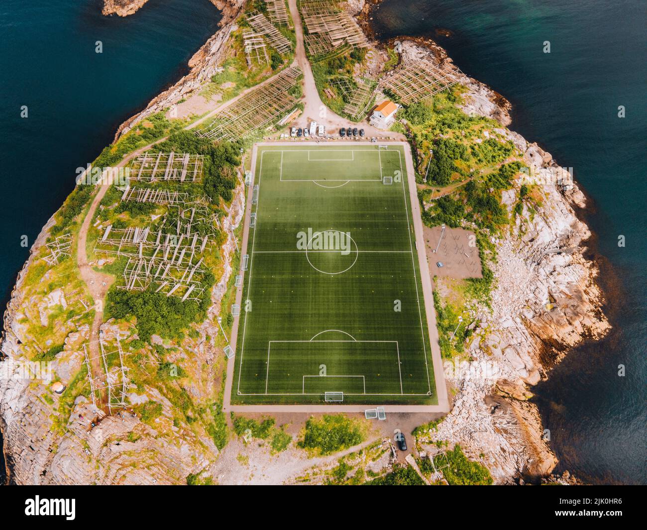Blick auf das Henningsvaer Fußballstadion auf den Lofoten in Norwegen Stockfoto