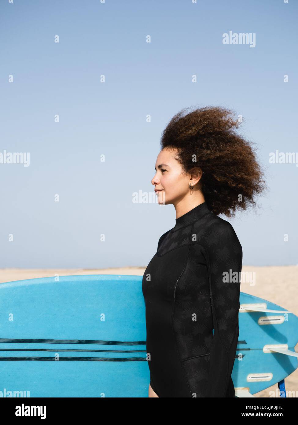 Multirassische Surferin weibliches Profilporträt Stockfoto