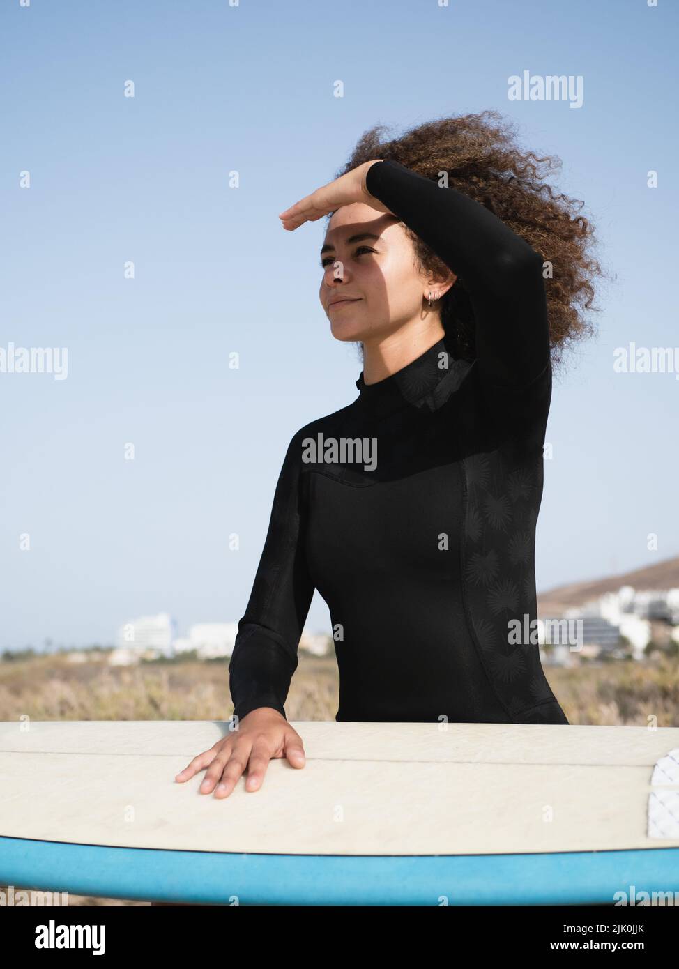 Multirassische Surfer Mädchen Portrait beobachten die Wellen Stockfoto