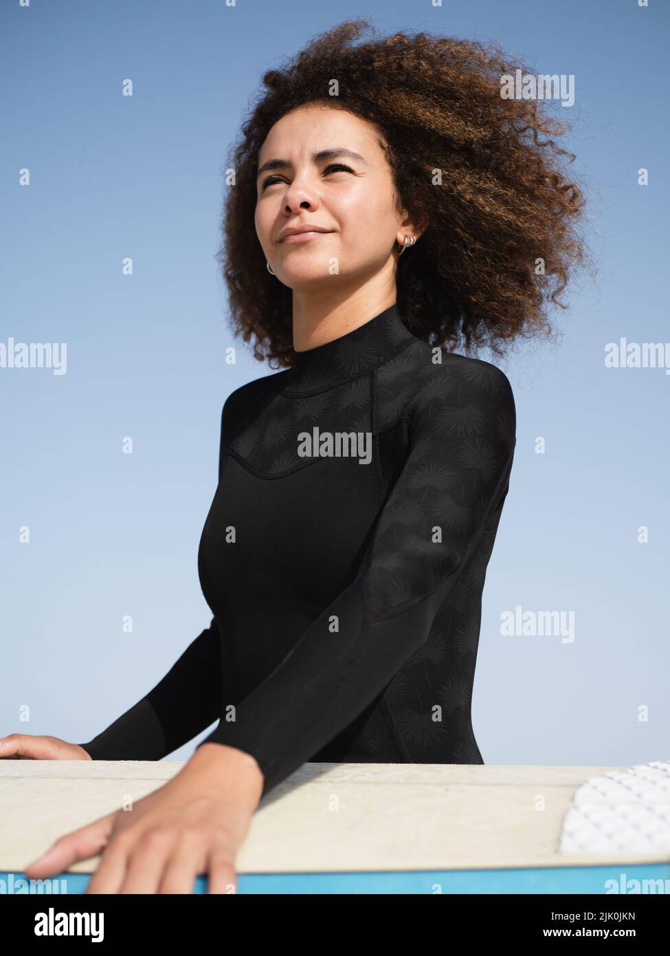 Junge multirassische Surferin Frau Porträt Stockfoto