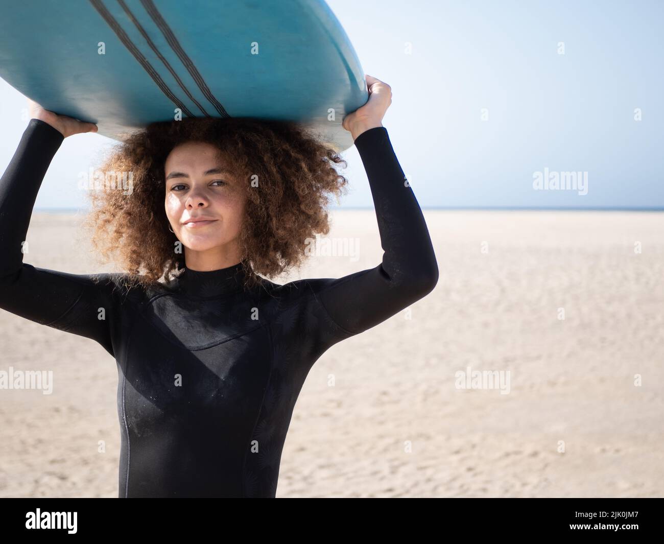 Multirassische Surfer junge Frau Porträt Stockfoto