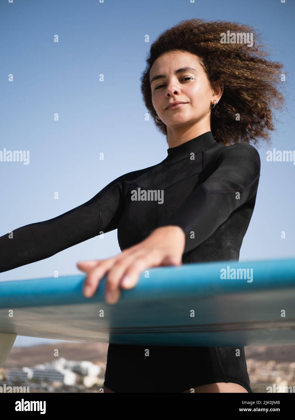 Surfer Mädchen mit afro Haar Porträt Stockfoto