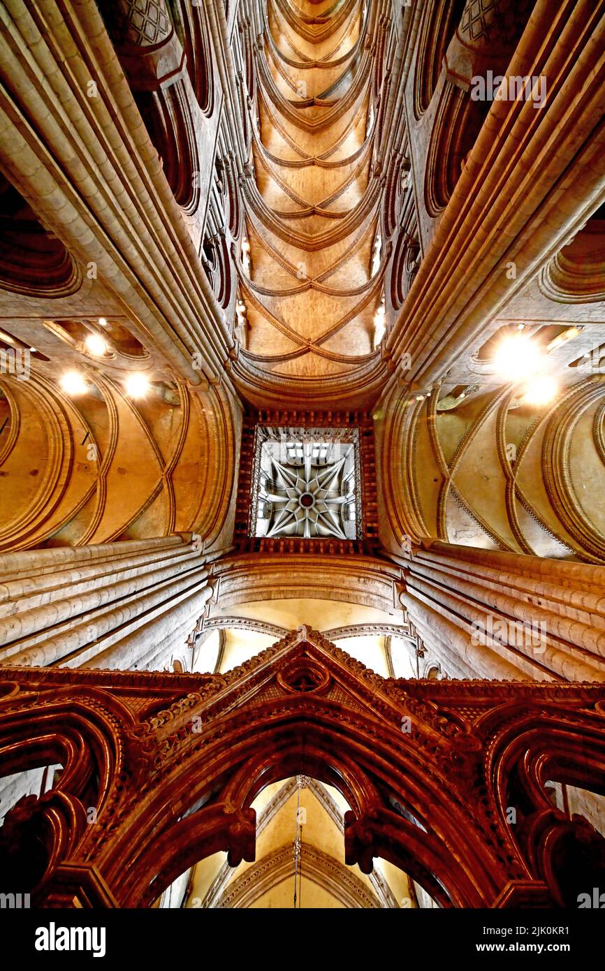Durham Cathedral erbaut 1093 von den Normannen ist es ein UNESCO-Weltkulturerbe gezeigt ist das Dach Detail mit gewölbtem Dach und Säulen Es hält auch die Stockfoto