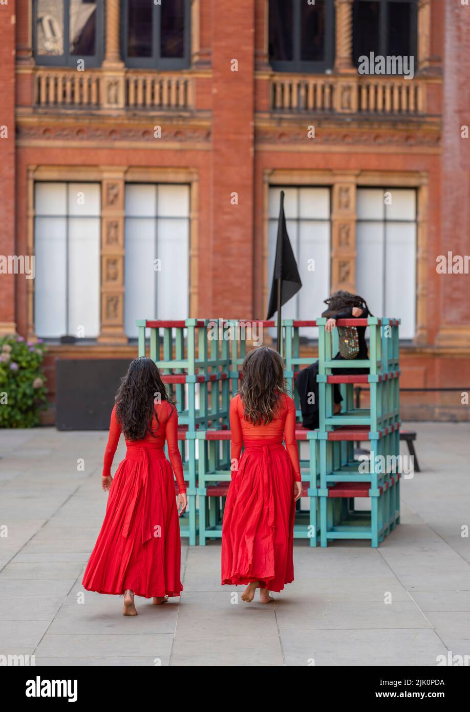 V&A, LONDON, GROSSBRITANNIEN. 29. Juli 2022. Die neue Installation What is Seen and What is Not des British Council und V&A, eine dreiteilige Hauptinstallation von Osman Yousefzada, die mit einer visuell reichen Tanzperformance der Akram Khan Dance Company (Dancers: Yesica Castellon Jimenez, Sofia Rafiqui, Aishani Ghosh) bringt die Farben Pakistans in die V&A durch drei großangelegte Aktivierungen, die auf den 75.. Jahrestag Pakistans eingehen und die Themen Migration und Vertreibung bis zum 25. September 2022 thematisieren. Quelle: Malcolm Park/Alamy Live News Stockfoto