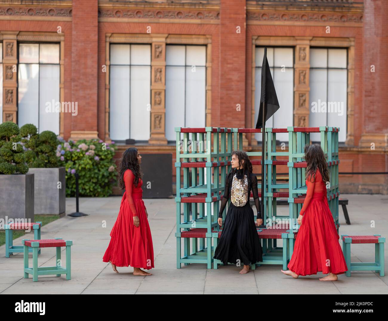V&A, LONDON, GROSSBRITANNIEN. 29. Juli 2022. Die neue Installation What is Seen and What is Not des British Council und V&A, eine dreiteilige Hauptinstallation von Osman Yousefzada, die mit einer visuell reichen Tanzperformance der Akram Khan Dance Company (Dancers: Yesica Castellon Jimenez, Sofia Rafiqui, Aishani Ghosh) bringt die Farben Pakistans in die V&A durch drei großangelegte Aktivierungen, die auf den 75.. Jahrestag Pakistans eingehen und die Themen Migration und Vertreibung bis zum 25. September 2022 thematisieren. Quelle: Malcolm Park/Alamy Live News Stockfoto